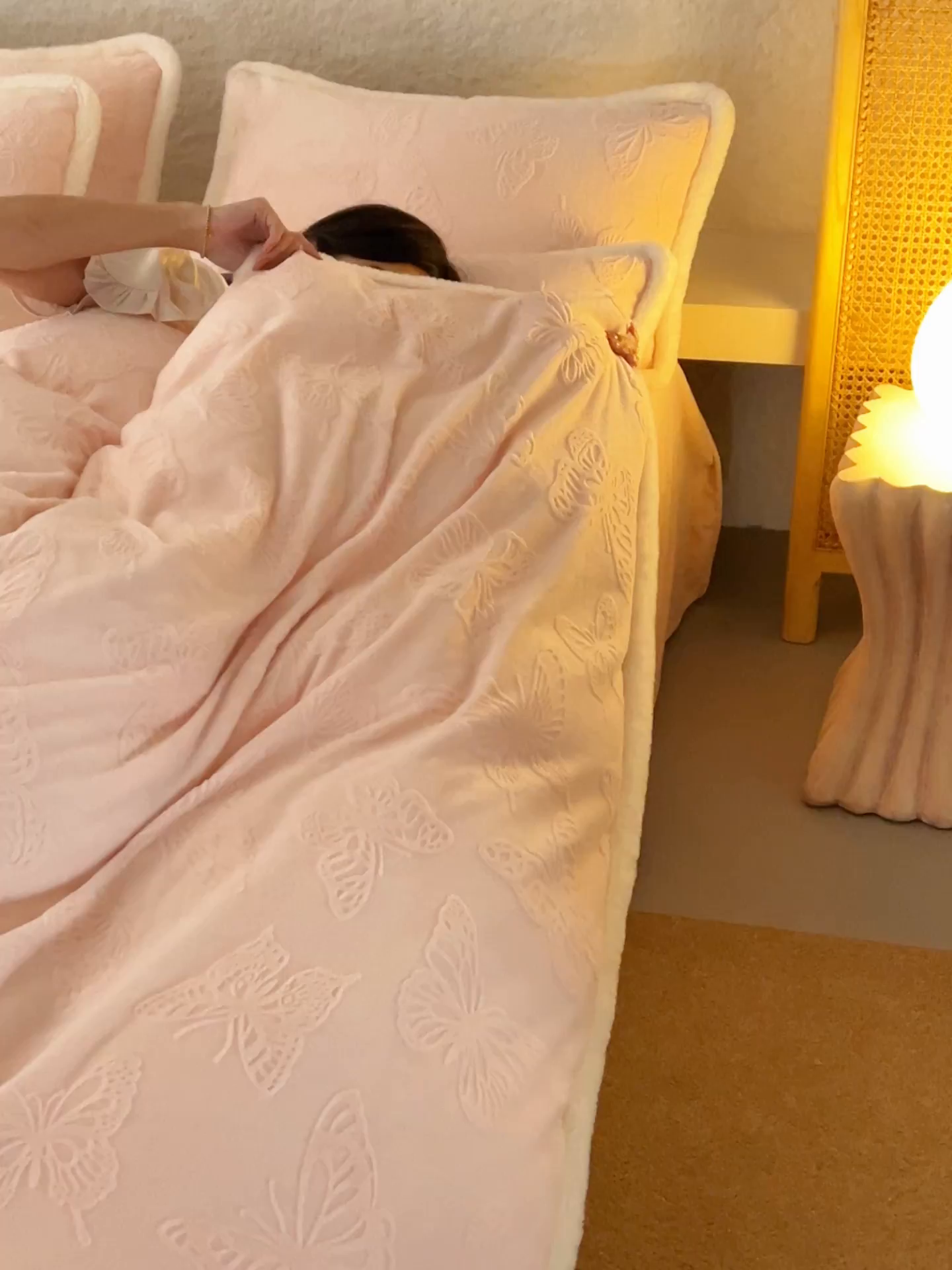 91家纺网 家纺一手货源 找家纺 （总）晨曦家纺 2025新款加厚加绒牛奶绒雕花四件套暖暖少女温柔风