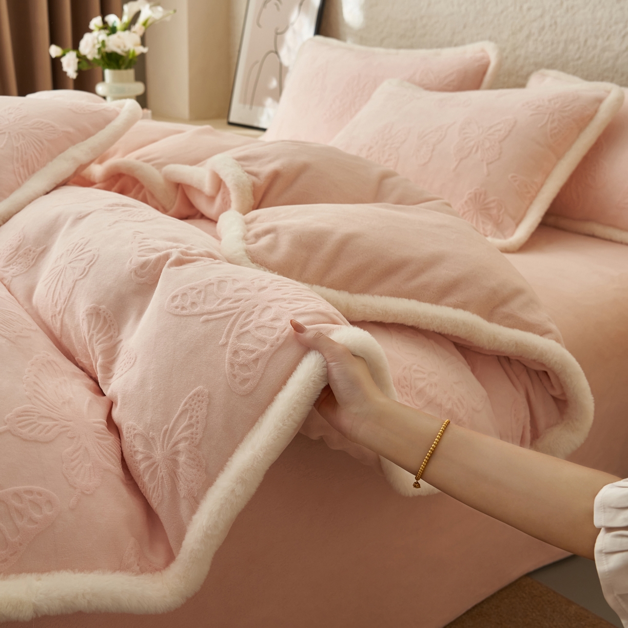 91家纺网 家纺一手货源 找家纺 （总）晨曦家纺 2025新款加厚加绒牛奶绒雕花四件套暖暖少女温柔风