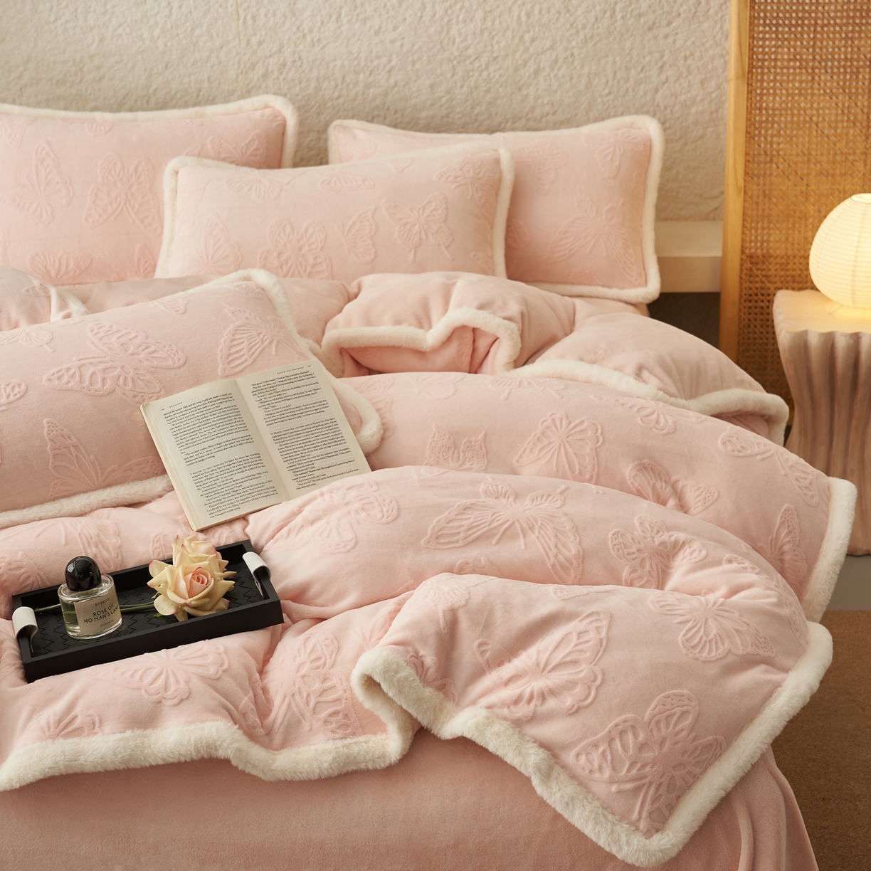 91家纺网 家纺一手货源 找家纺 晨曦家纺 2025新款加厚加绒牛奶绒雕花四件套暖暖少女温柔风 金粉世家-粉