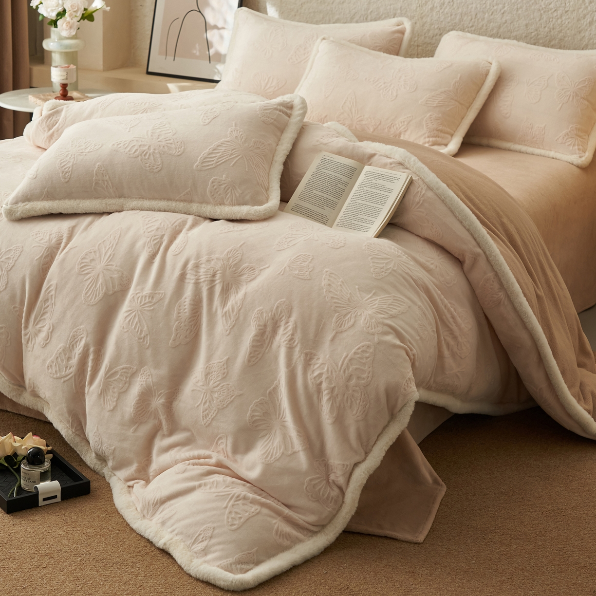 91家纺网 家纺一手货源 找家纺 晨曦家纺 2025新款加厚加绒牛奶绒雕花四件套暖暖少女温柔风 金粉世家-咖