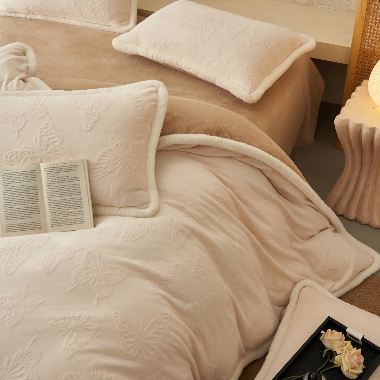 91家纺网 家纺一手货源 找家纺 晨曦家纺 2025新款加厚加绒牛奶绒雕花四件套暖暖少女温柔风 金粉世家-咖