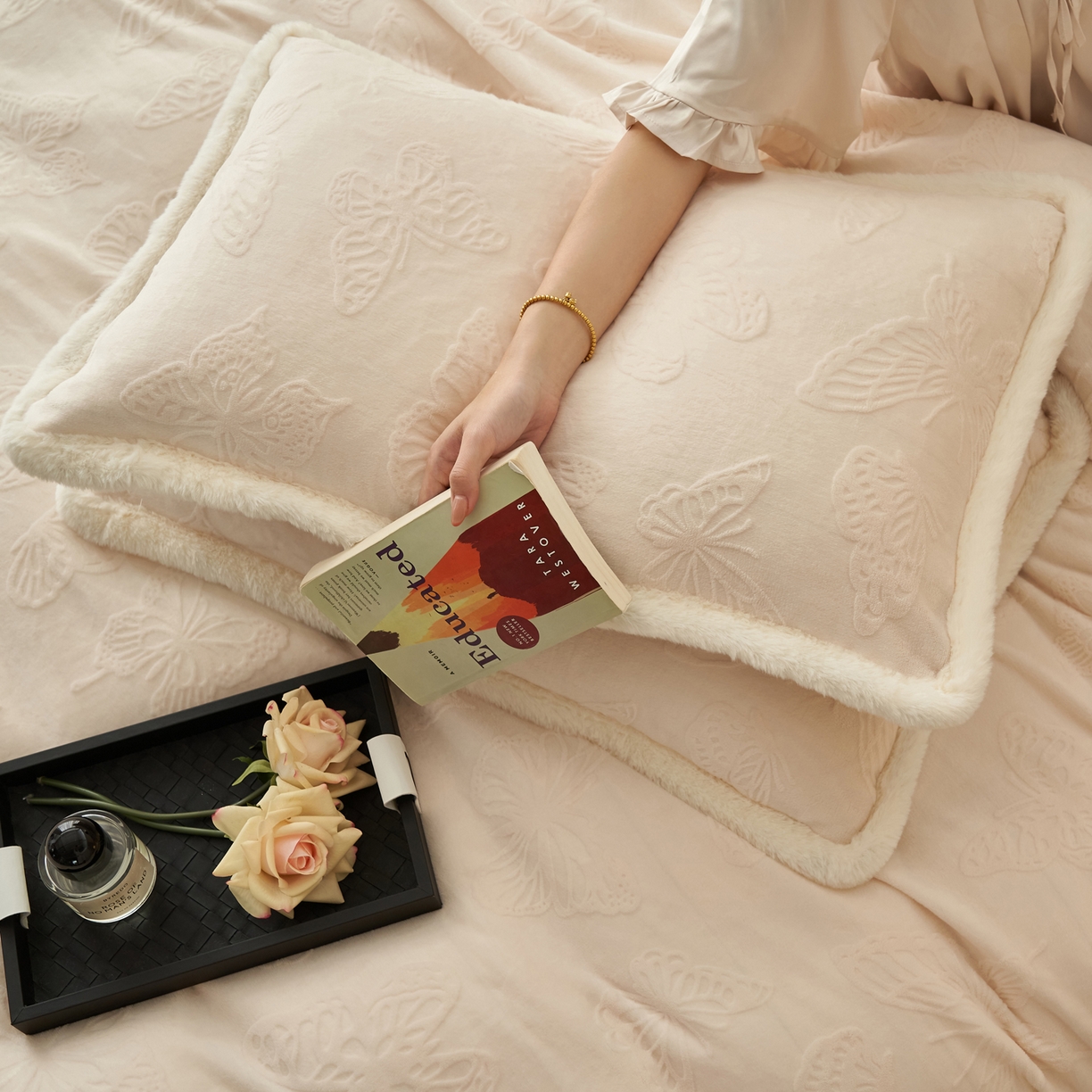 91家纺网 家纺一手货源 找家纺 晨曦家纺 2025新款加厚加绒牛奶绒雕花四件套暖暖少女温柔风 金粉世家-咖