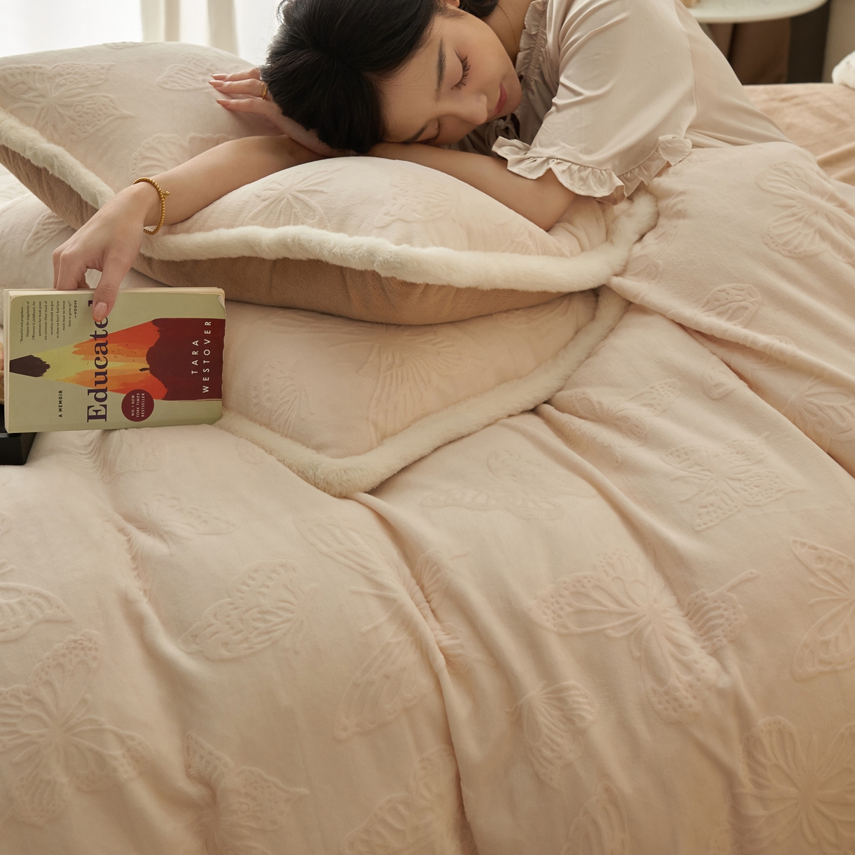 91家纺网 家纺一手货源 找家纺 晨曦家纺 2025新款加厚加绒牛奶绒雕花四件套暖暖少女温柔风 金粉世家-咖