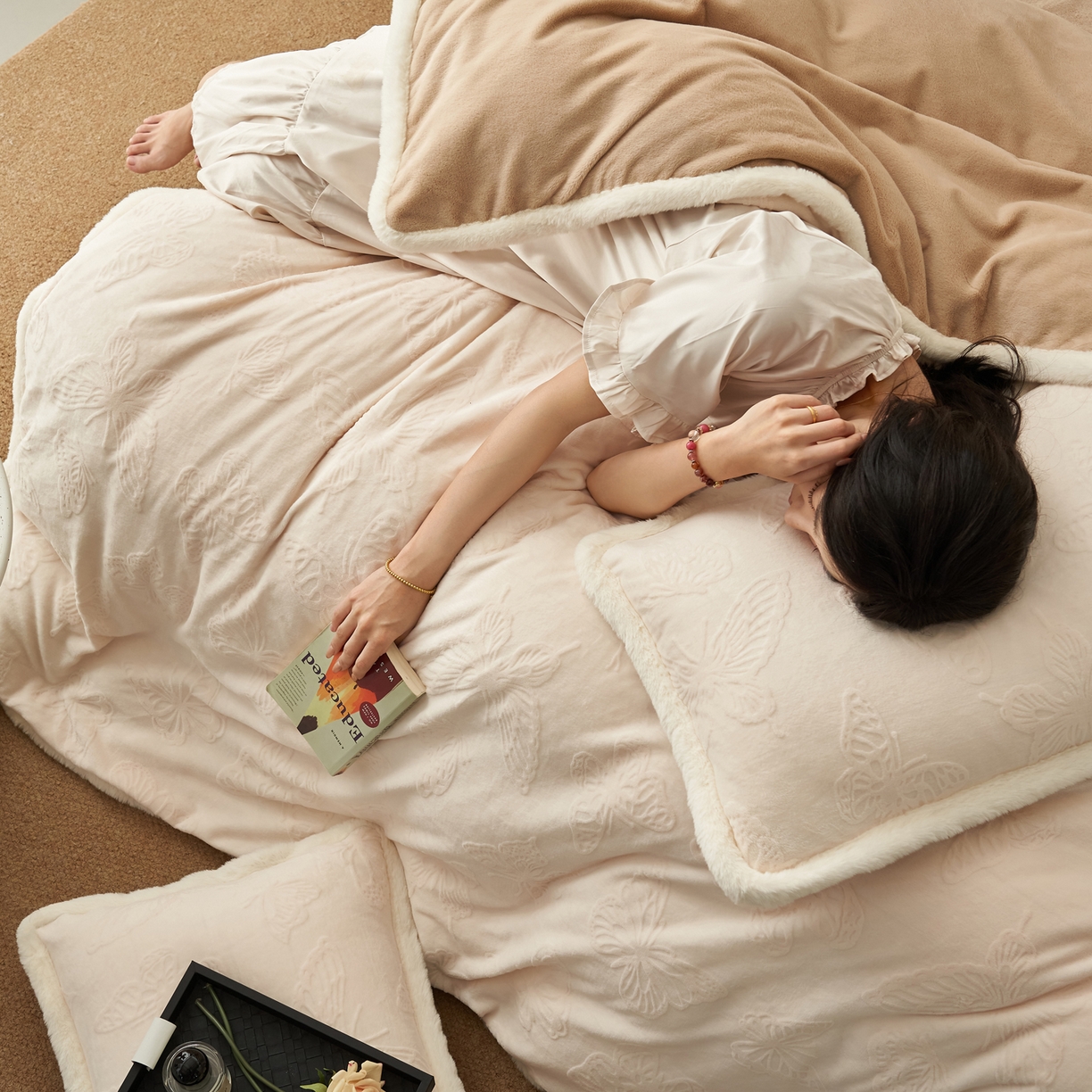 91家纺网 家纺一手货源 找家纺 晨曦家纺 2025新款加厚加绒牛奶绒雕花四件套暖暖少女温柔风 金粉世家-咖