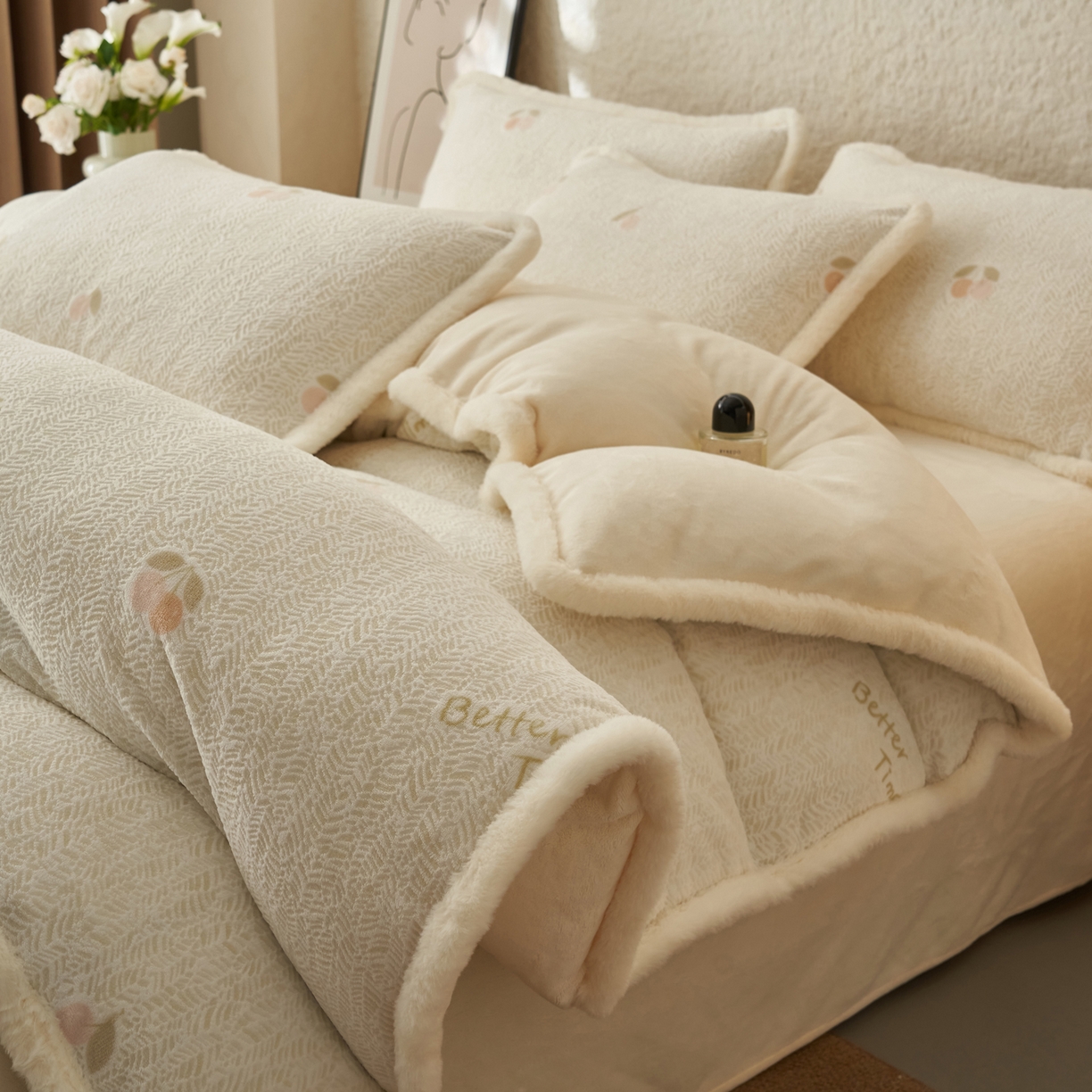 91家纺网 家纺一手货源 找家纺 晨曦家纺 2025新款加厚加绒牛奶绒雕花四件套暖暖少女温柔风 小确幸-奶黄