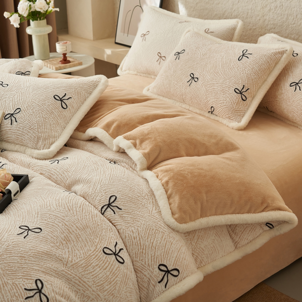 91家纺网 家纺一手货源 找家纺 晨曦家纺 2025新款加厚加绒牛奶绒雕花四件套暖暖少女温柔风 小时光-魅力黑