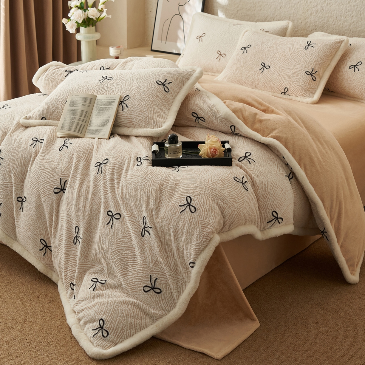 91家纺网 家纺一手货源 找家纺 晨曦家纺 2025新款加厚加绒牛奶绒雕花四件套暖暖少女温柔风 小时光-魅力黑