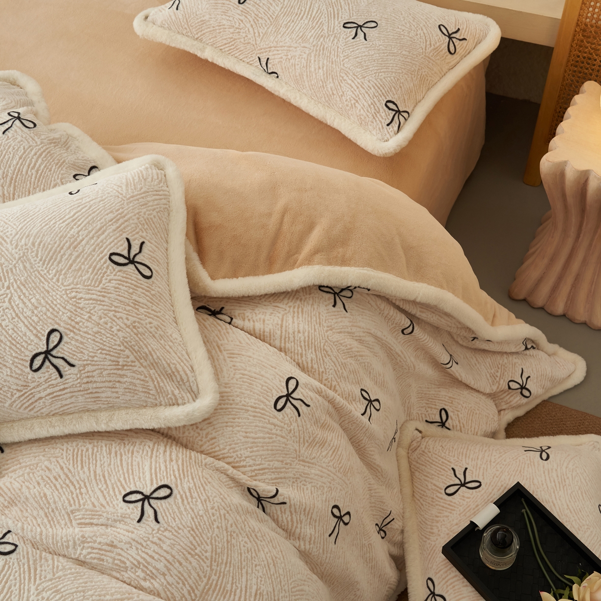 91家纺网 家纺一手货源 找家纺 晨曦家纺 2025新款加厚加绒牛奶绒雕花四件套暖暖少女温柔风 小时光-魅力黑