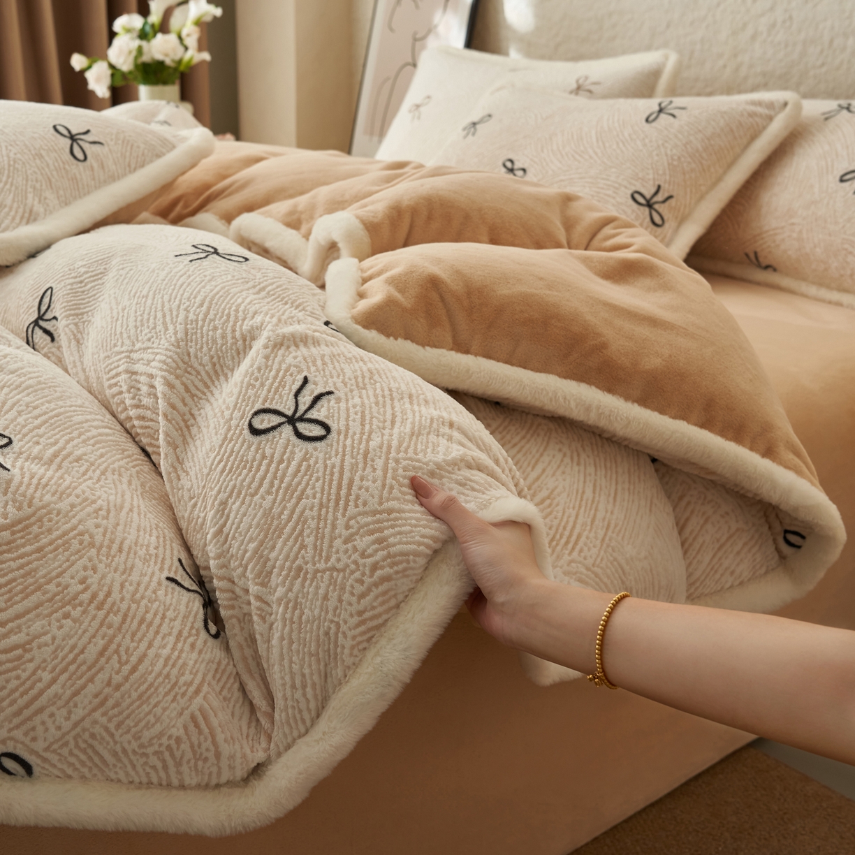 91家纺网 家纺一手货源 找家纺 晨曦家纺 2025新款加厚加绒牛奶绒雕花四件套暖暖少女温柔风 小时光-魅力黑