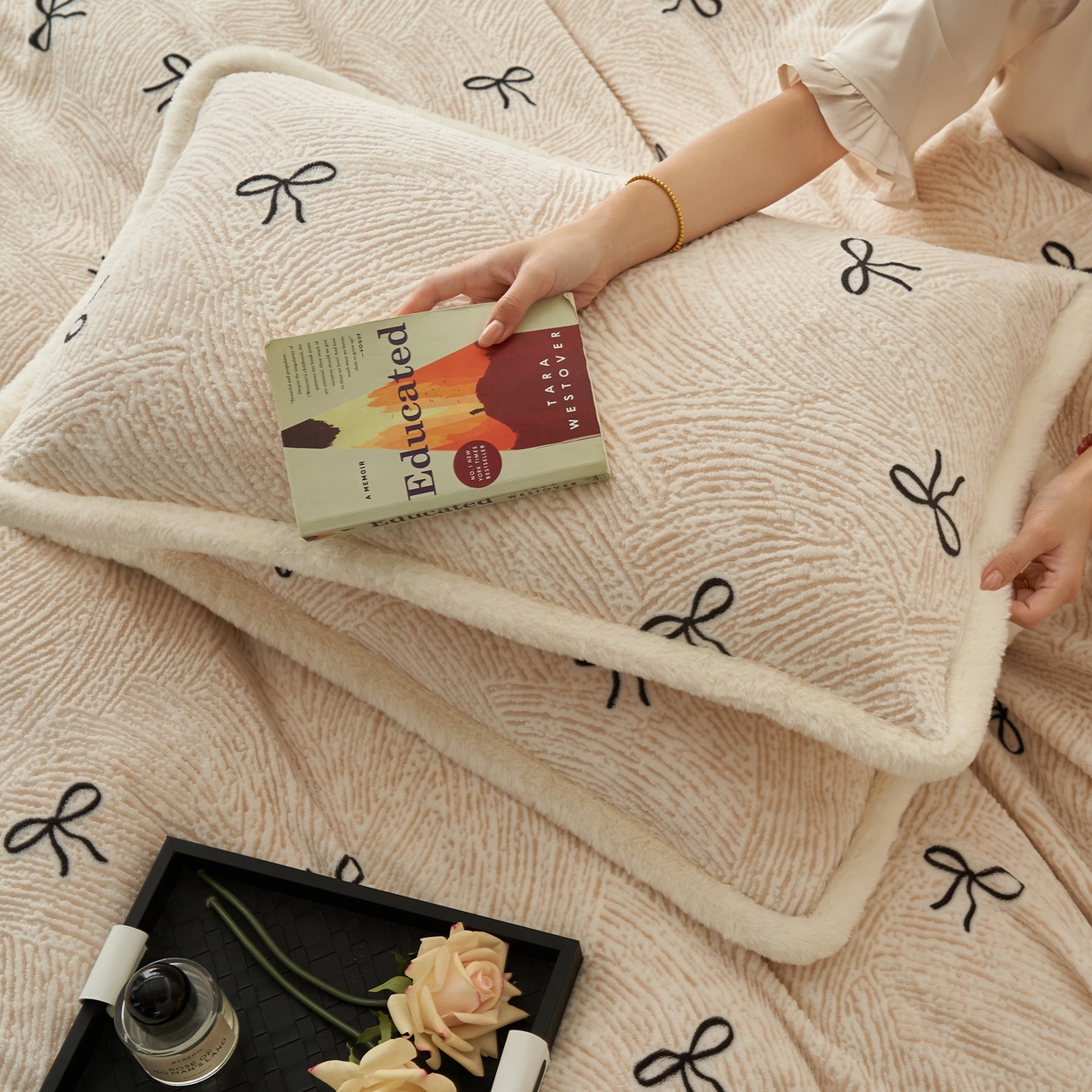 91家纺网 家纺一手货源 找家纺 晨曦家纺 2025新款加厚加绒牛奶绒雕花四件套暖暖少女温柔风 小时光-魅力黑