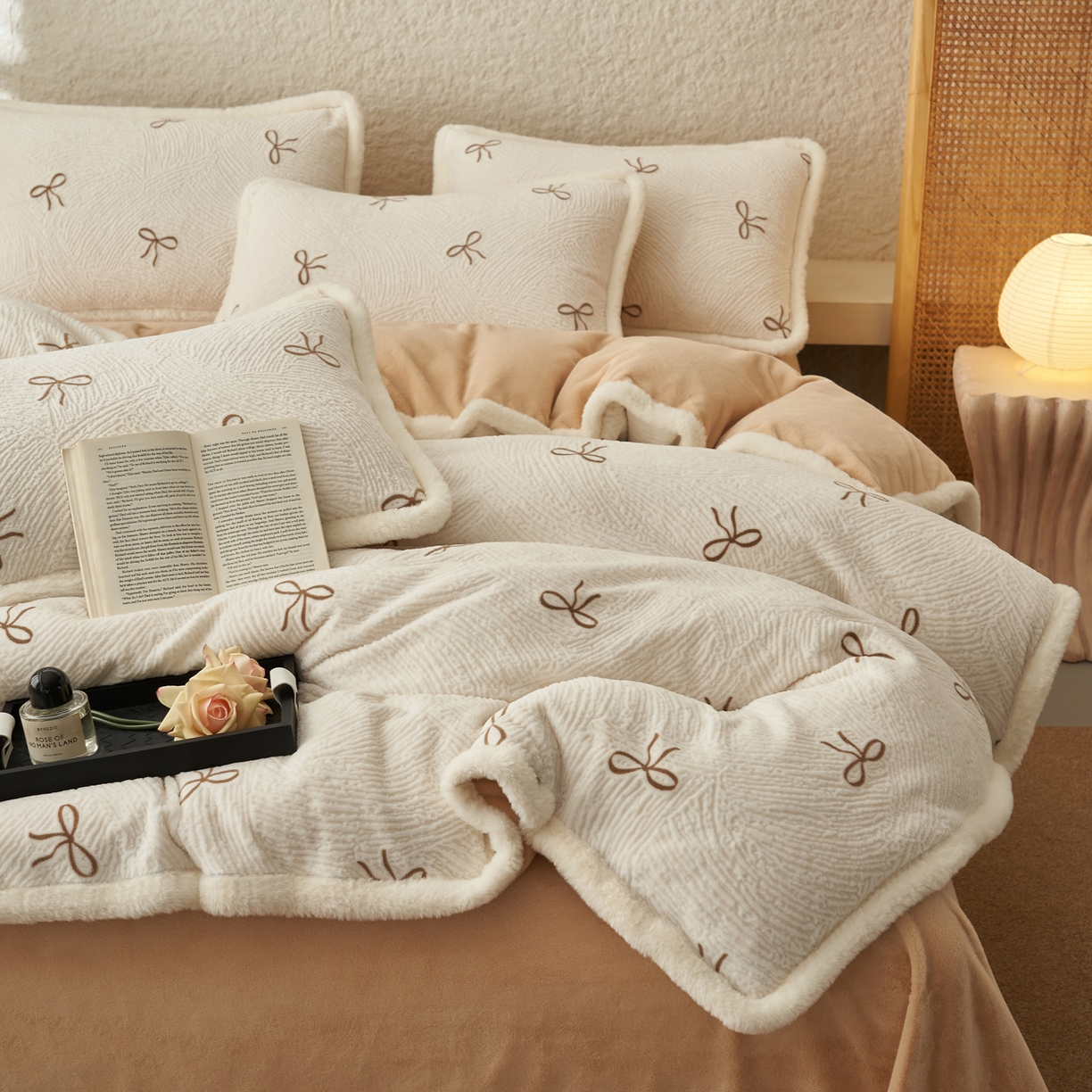 91家纺网 家纺一手货源 找家纺 晨曦家纺 2025新款加厚加绒牛奶绒雕花四件套暖暖少女温柔风 小时光-奶咖