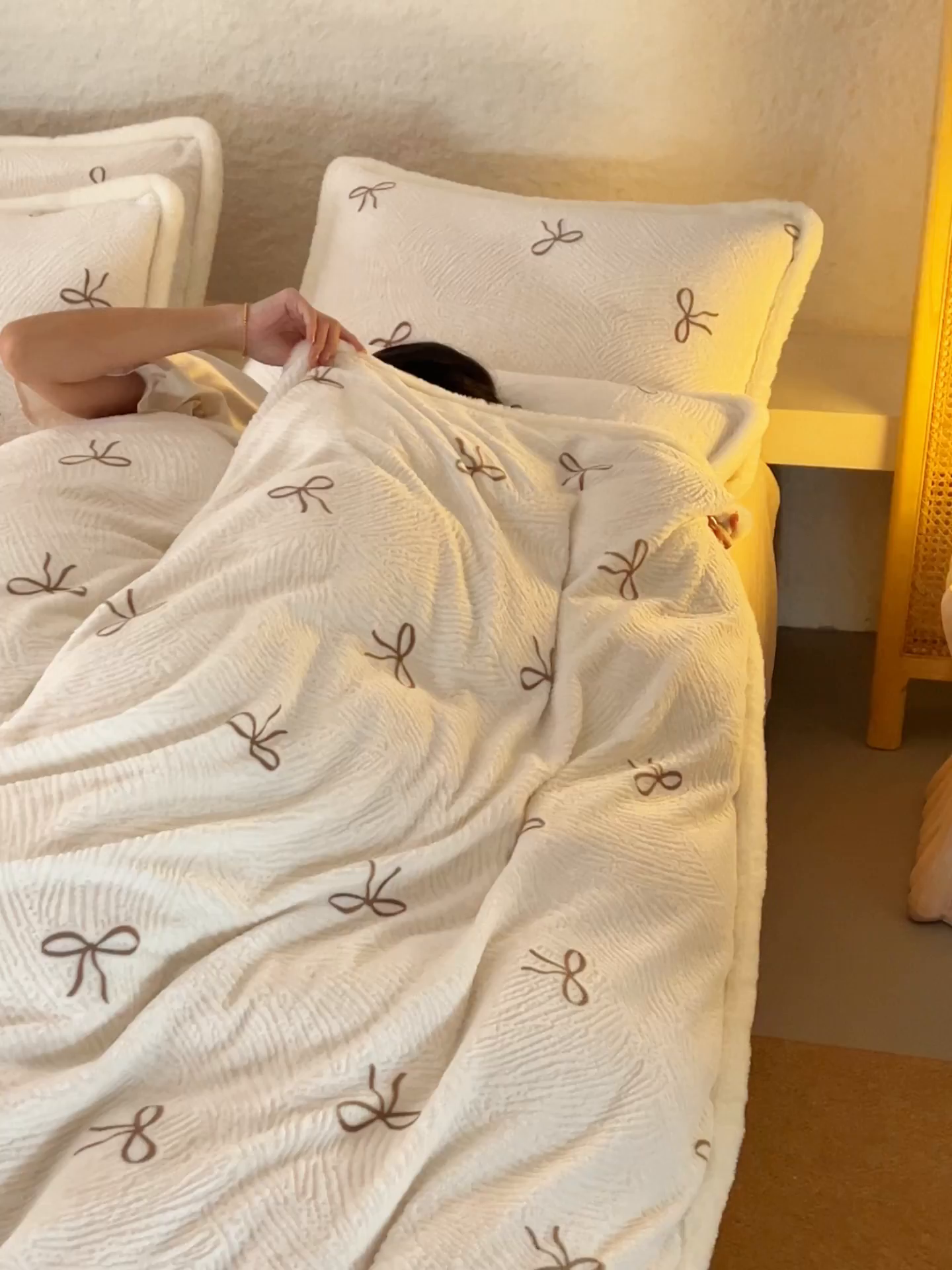 91家纺网 家纺一手货源 找家纺 晨曦家纺 2025新款加厚加绒牛奶绒雕花四件套暖暖少女温柔风 小时光-奶咖