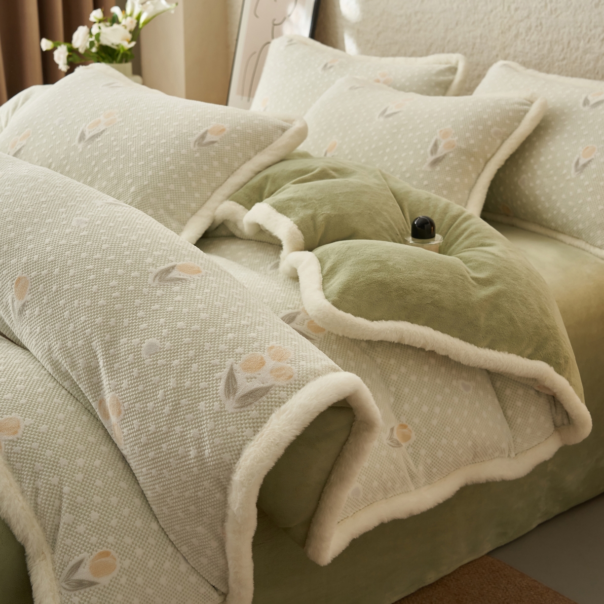 91家纺网 家纺一手货源 找家纺 晨曦家纺 2025新款加厚加绒牛奶绒雕花四件套暖暖少女温柔风 郁金物语-奶昔绿