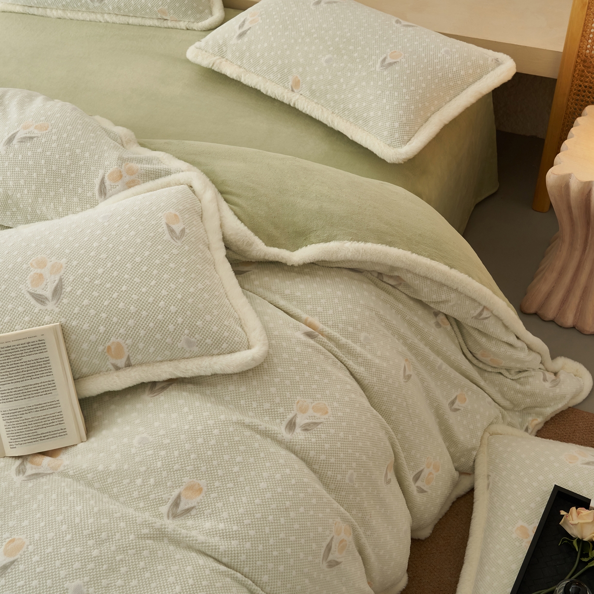 91家纺网 家纺一手货源 找家纺 晨曦家纺 2025新款加厚加绒牛奶绒雕花四件套暖暖少女温柔风 郁金物语-奶昔绿