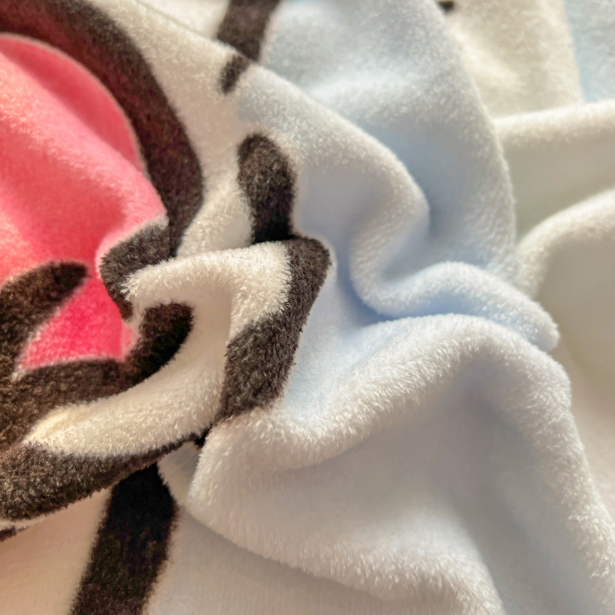 91家纺网 家纺一手货源 找家纺 浩诚 2025新款高克重牛奶绒大版卡通四件套 自嗨熊