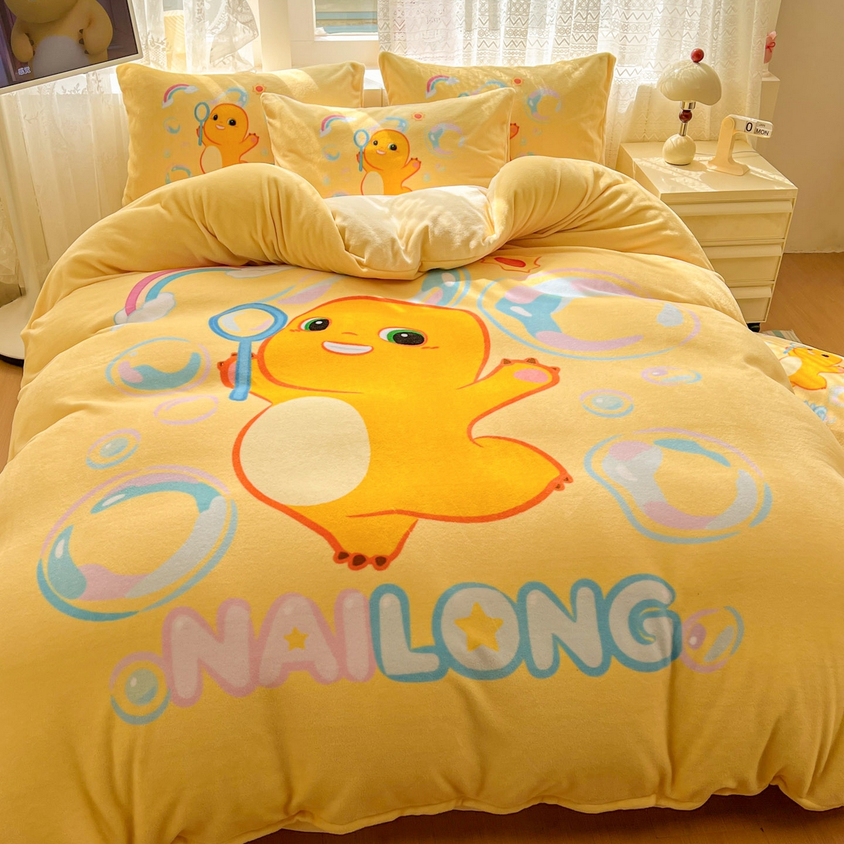 91家纺网 家纺一手货源 找家纺 浩诚 2025新款高克重牛奶绒大版卡通四件套 小奶龙