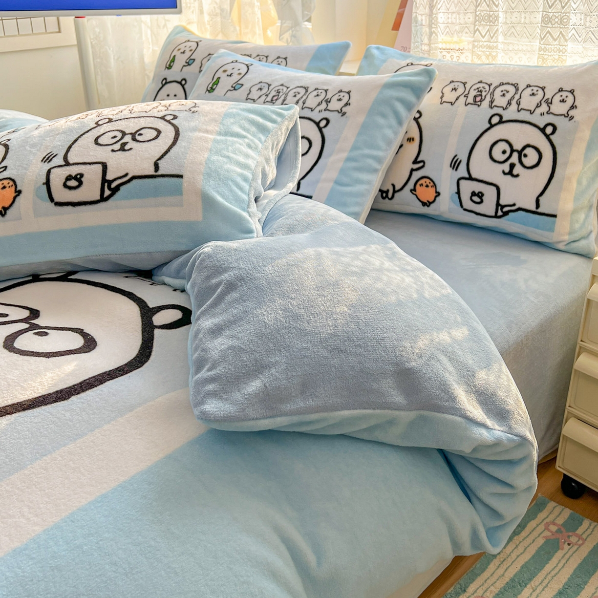 91家纺网 家纺一手货源 找家纺 浩诚 2025新款高克重牛奶绒大版卡通四件套 自嗨熊