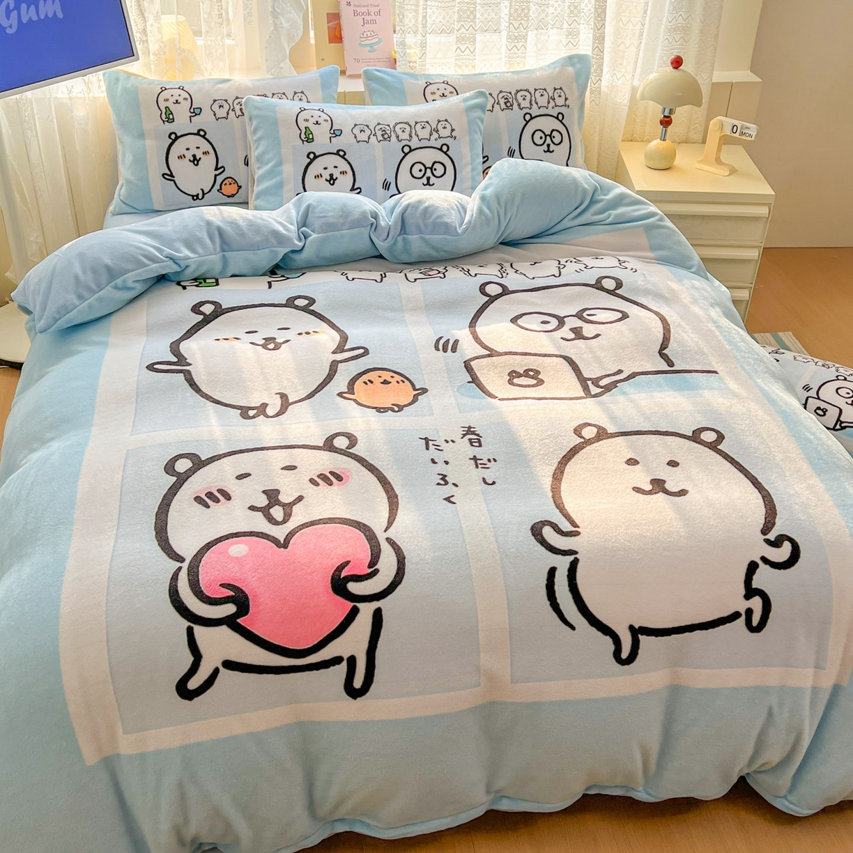 91家纺网 家纺一手货源 找家纺 浩诚 2025新款高克重牛奶绒大版卡通四件套 自嗨熊