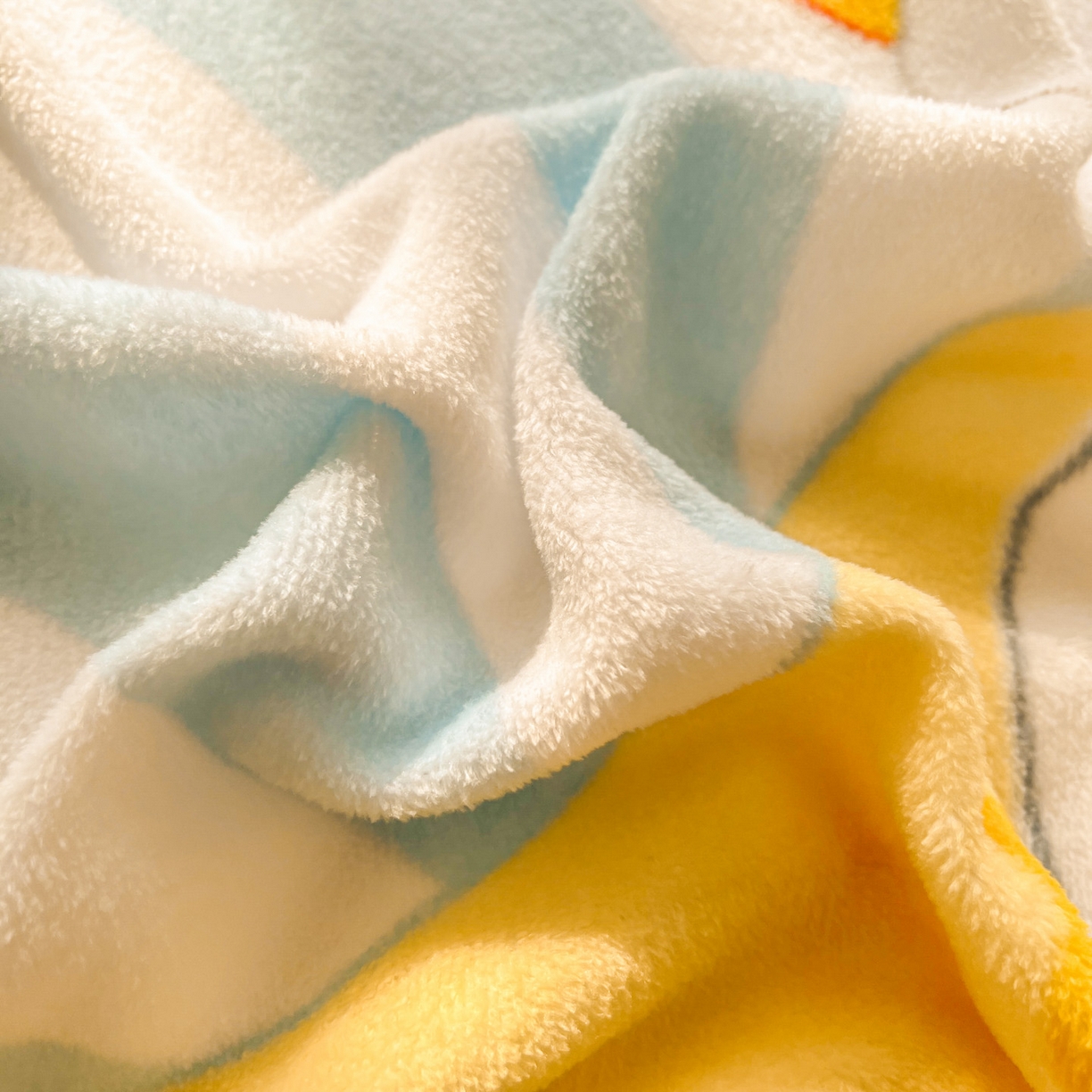 91家纺网 家纺一手货源 找家纺 浩诚 2025新款高克重牛奶绒大版卡通四件套 棒棒糖蛋仔