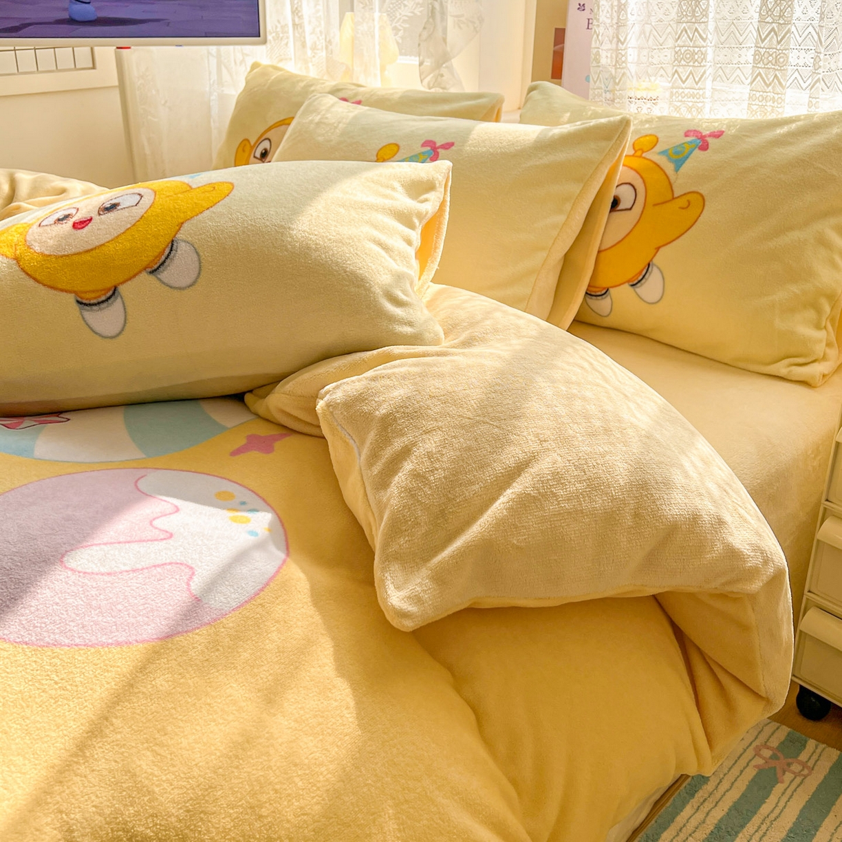 91家纺网 家纺一手货源 找家纺 浩诚 2025新款高克重牛奶绒大版卡通四件套 棒棒糖蛋仔