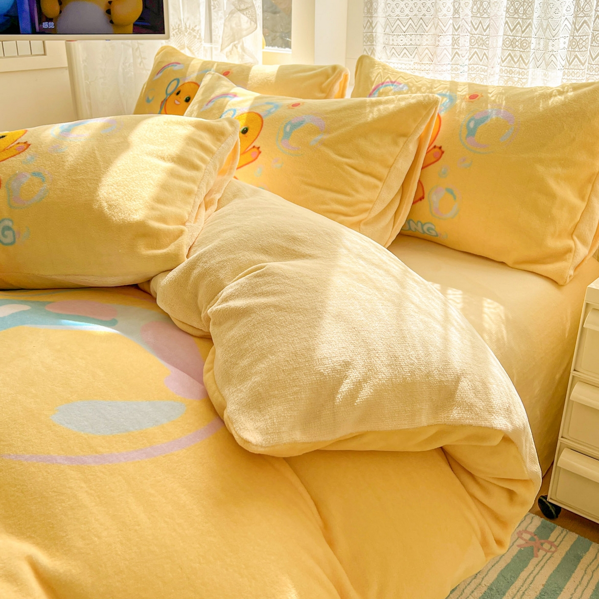 91家纺网 家纺一手货源 找家纺 浩诚 2025新款高克重牛奶绒大版卡通四件套 小奶龙