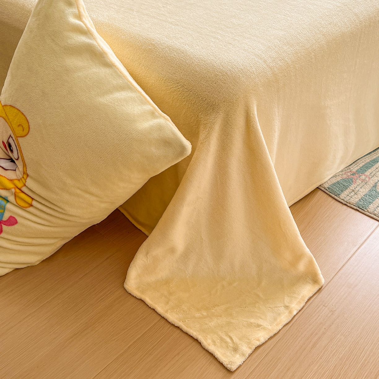 91家纺网 家纺一手货源 找家纺 浩诚 2025新款高克重牛奶绒大版卡通四件套 棒棒糖蛋仔