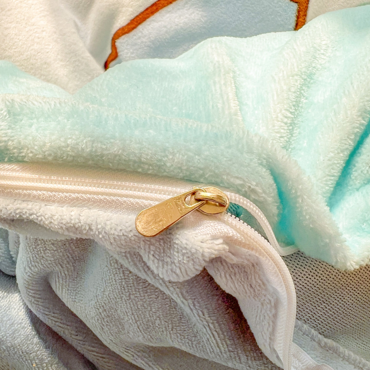 91家纺网 家纺一手货源 找家纺 浩诚 2025新款高克重牛奶绒大版卡通四件套 小伙伴