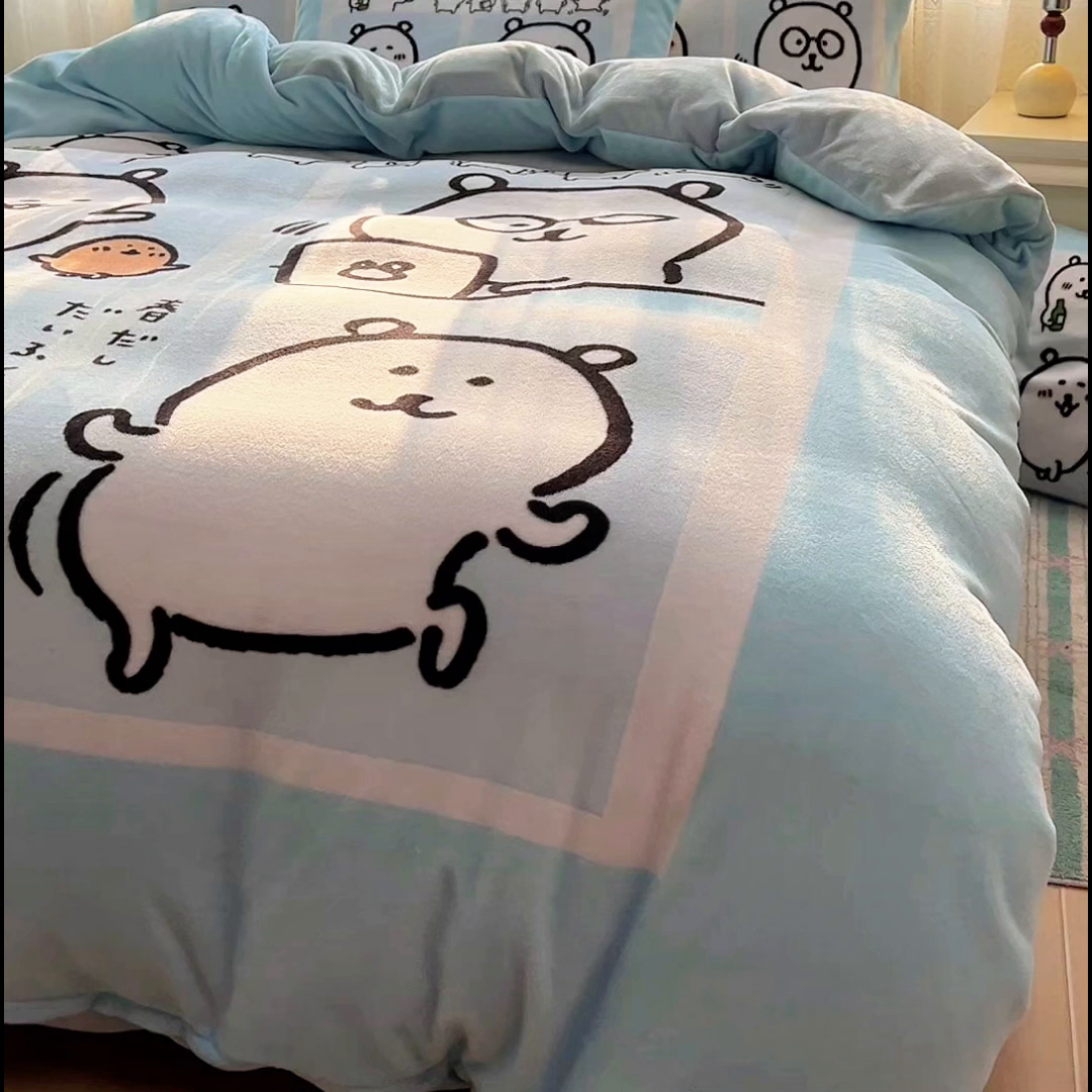 91家纺网 家纺一手货源 找家纺 浩诚 2025新款高克重牛奶绒大版卡通四件套 自嗨熊