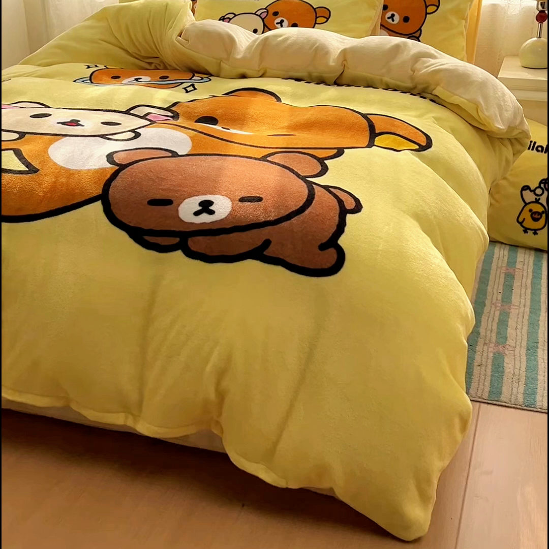 91家纺网 家纺一手货源 找家纺 浩诚 2025新款高克重牛奶绒大版卡通四件套 开心小熊