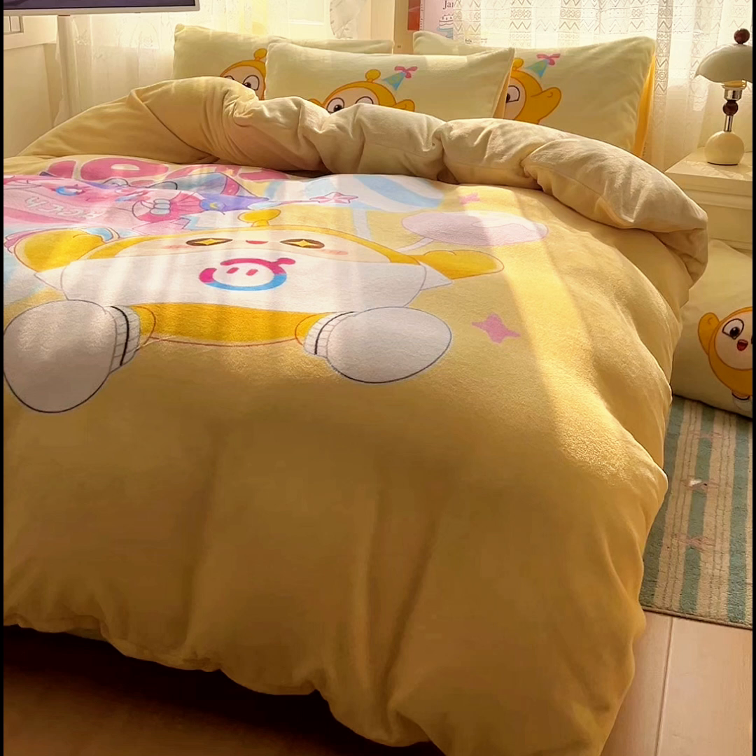 91家纺网 家纺一手货源 找家纺 浩诚 2025新款高克重牛奶绒大版卡通四件套 棒棒糖蛋仔