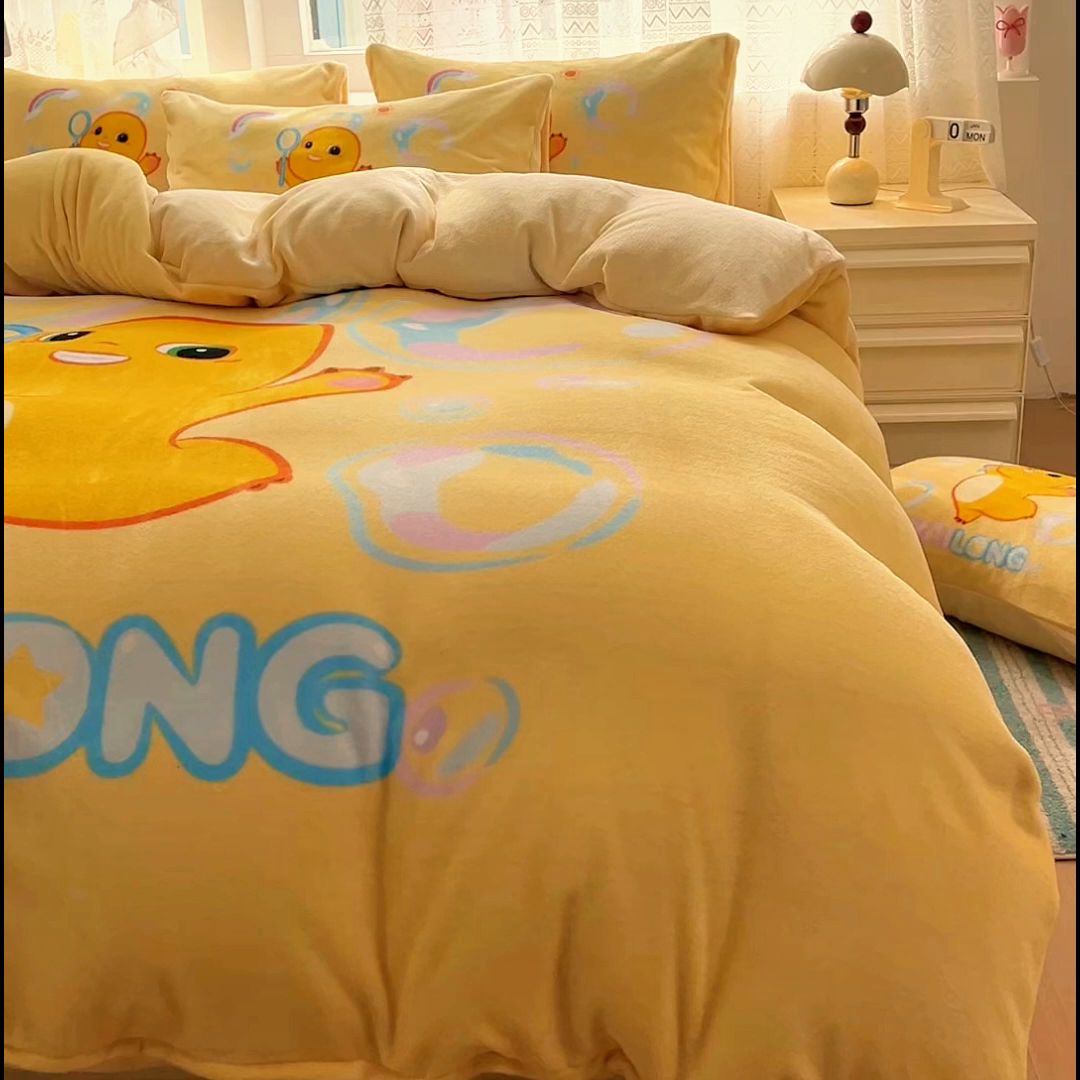 91家纺网 家纺一手货源 找家纺 浩诚 2025新款高克重牛奶绒大版卡通四件套 小奶龙