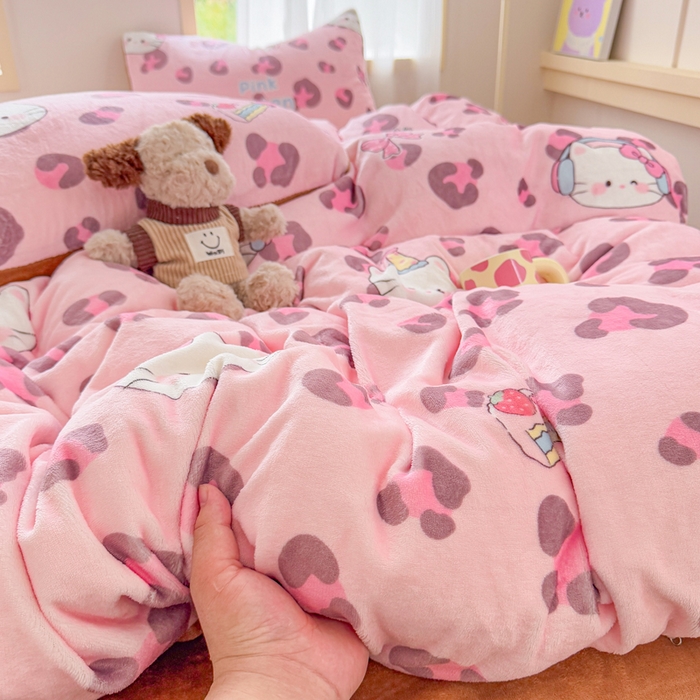 91家纺网 家纺一手货源 找家纺 梦舒阳家纺 2025牛奶绒四件套牛奶绒单被套牛奶绒床笠款四件套小清新可爱套件 豹纹猫咪