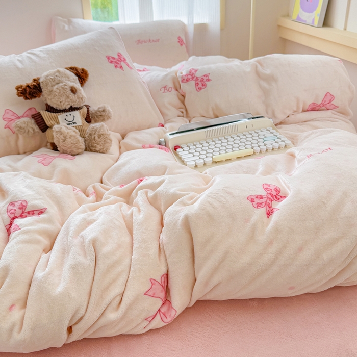 91家纺网 家纺一手货源 找家纺 梦舒阳家纺 2025牛奶绒四件套牛奶绒单被套牛奶绒床笠款四件套小清新可爱套件 蝴蝶结