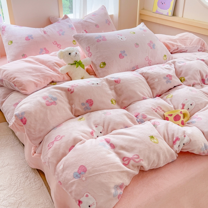 91家纺网 家纺一手货源 找家纺 梦舒阳家纺 2025牛奶绒四件套牛奶绒单被套牛奶绒床笠款四件套小清新可爱套件 草莓猫咪