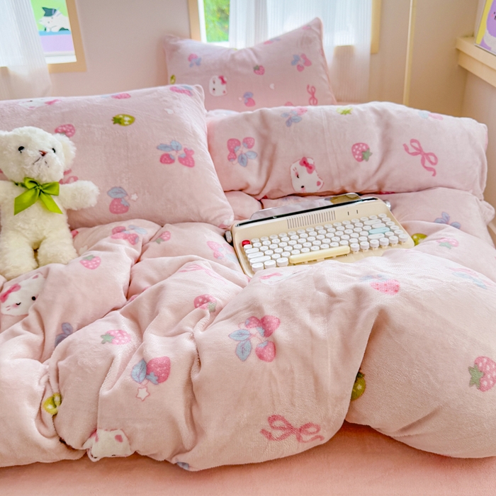 91家纺网 家纺一手货源 找家纺 梦舒阳家纺 2025牛奶绒四件套牛奶绒单被套牛奶绒床笠款四件套小清新可爱套件 草莓猫咪