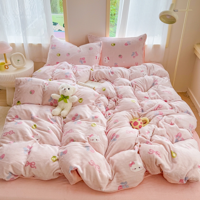 91家纺网 家纺一手货源 找家纺 梦舒阳家纺 2025牛奶绒四件套牛奶绒单被套牛奶绒床笠款四件套小清新可爱套件 草莓猫咪