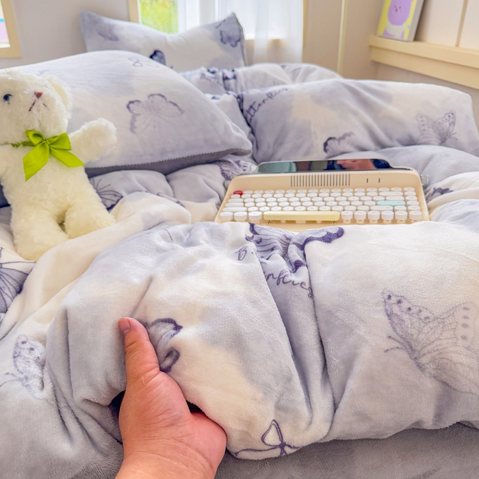 91家纺网 家纺一手货源 找家纺 梦舒阳家纺 2025牛奶绒四件套牛奶绒单被套牛奶绒床笠款四件套小清新可爱套件 炫影蝴蝶