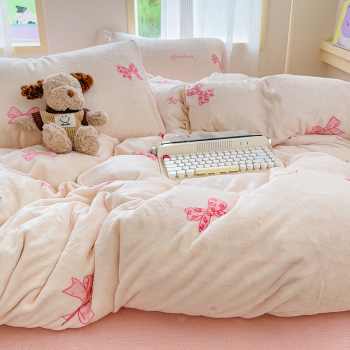 91家纺网 家纺一手货源 找家纺 梦舒阳家纺 2025牛奶绒四件套牛奶绒单被套牛奶绒床笠款四件套小清新可爱套件 蝴蝶结