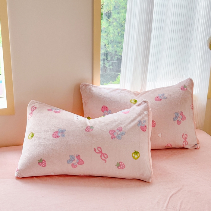 91家纺网 家纺一手货源 找家纺 梦舒阳家纺 2025牛奶绒四件套牛奶绒单被套牛奶绒床笠款四件套小清新可爱套件 草莓猫咪