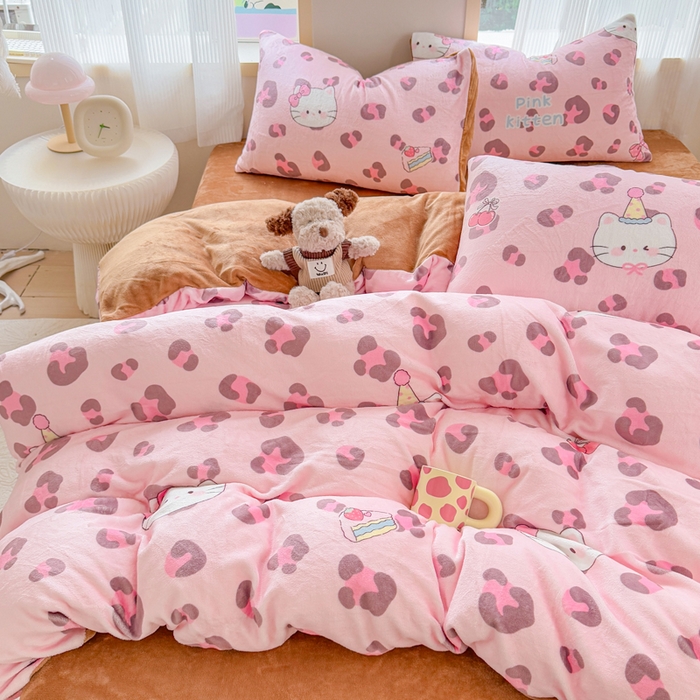 91家纺网 家纺一手货源 找家纺 梦舒阳家纺 2025牛奶绒四件套牛奶绒单被套牛奶绒床笠款四件套小清新可爱套件 豹纹猫咪