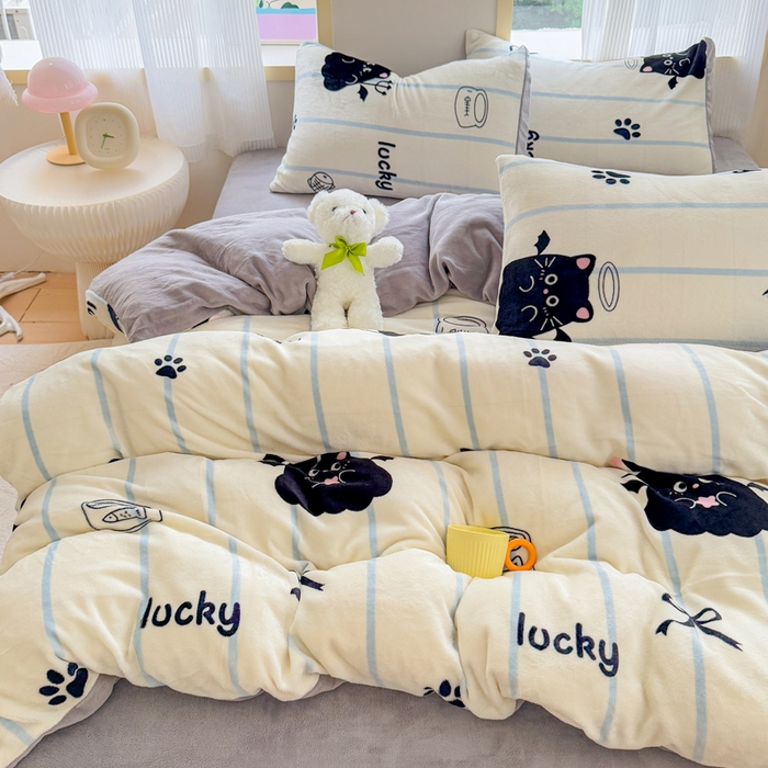 91家纺网 家纺一手货源 找家纺 梦舒阳家纺 2025牛奶绒四件套牛奶绒单被套牛奶绒床笠款四件套小清新可爱套件 煤球宝贝