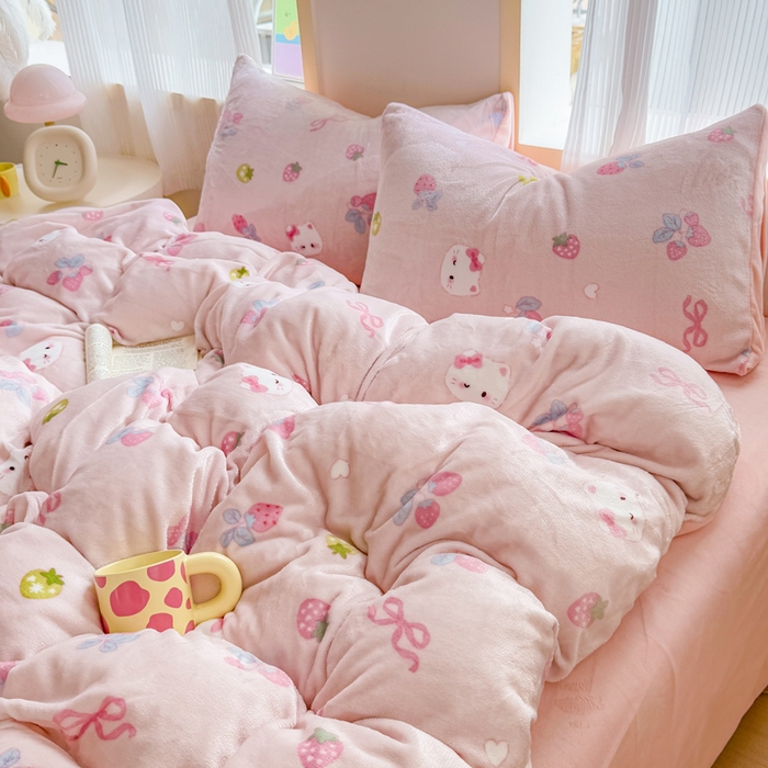 91家纺网 家纺一手货源 找家纺 梦舒阳家纺 2025牛奶绒四件套牛奶绒单被套牛奶绒床笠款四件套小清新可爱套件 草莓猫咪