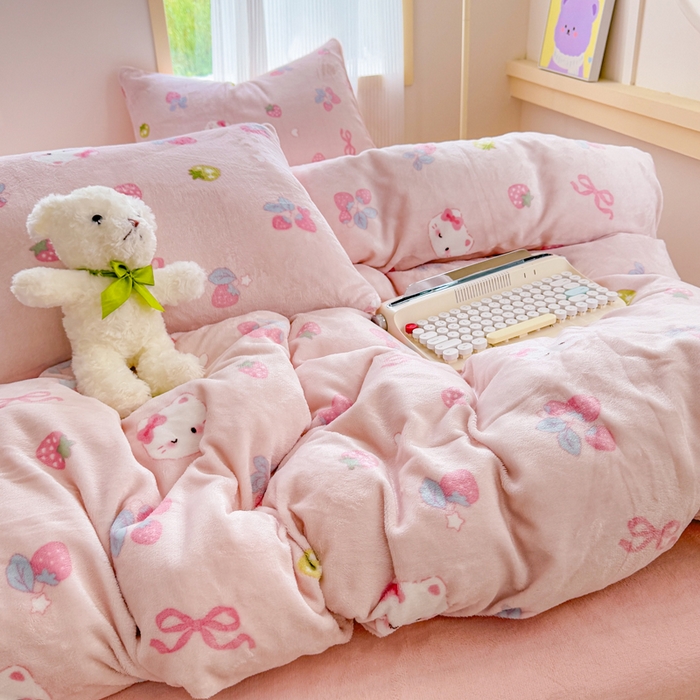 91家纺网 家纺一手货源 找家纺 梦舒阳家纺 2025牛奶绒四件套牛奶绒单被套牛奶绒床笠款四件套小清新可爱套件 草莓猫咪