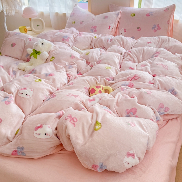 91家纺网 家纺一手货源 找家纺 梦舒阳家纺 2025牛奶绒四件套牛奶绒单被套牛奶绒床笠款四件套小清新可爱套件 草莓猫咪