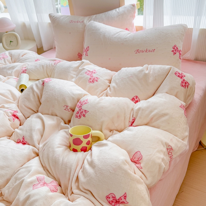 91家纺网 家纺一手货源 找家纺 梦舒阳家纺 2025牛奶绒四件套牛奶绒单被套牛奶绒床笠款四件套小清新可爱套件 蝴蝶结