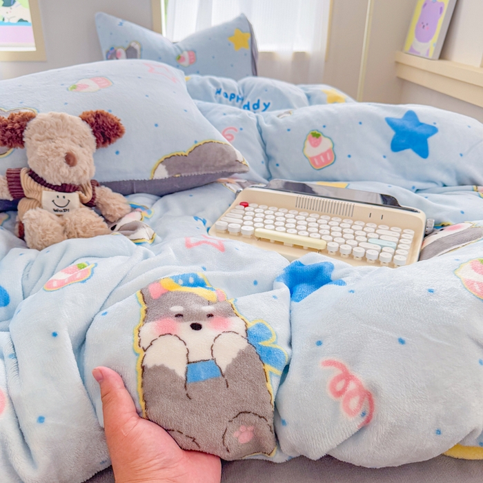 91家纺网 家纺一手货源 找家纺 梦舒阳家纺 2025牛奶绒四件套牛奶绒单被套牛奶绒床笠款四件套小清新可爱套件 布丁狗