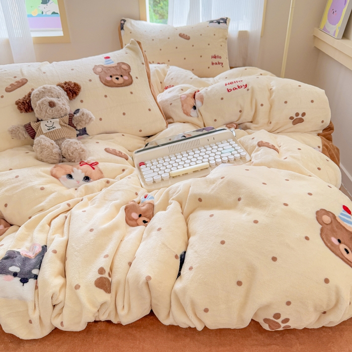 91家纺网 家纺一手货源 找家纺 梦舒阳家纺 2025牛奶绒四件套牛奶绒单被套牛奶绒床笠款四件套小清新可爱套件 咔咔小熊