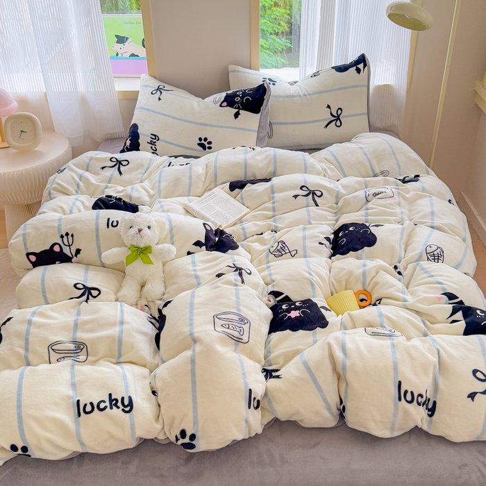 91家纺网 家纺一手货源 找家纺 梦舒阳家纺 2025牛奶绒四件套牛奶绒单被套牛奶绒床笠款四件套小清新可爱套件 煤球宝贝