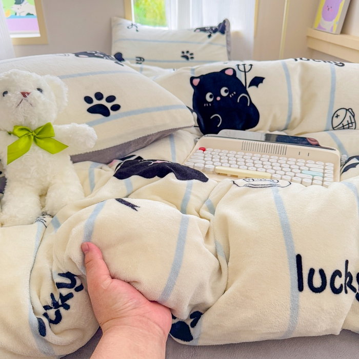 91家纺网 家纺一手货源 找家纺 梦舒阳家纺 2025牛奶绒四件套牛奶绒单被套牛奶绒床笠款四件套小清新可爱套件 煤球宝贝