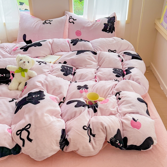 91家纺网 家纺一手货源 找家纺 梦舒阳家纺 2025牛奶绒四件套牛奶绒单被套牛奶绒床笠款四件套小清新可爱套件 炫酷黑猫